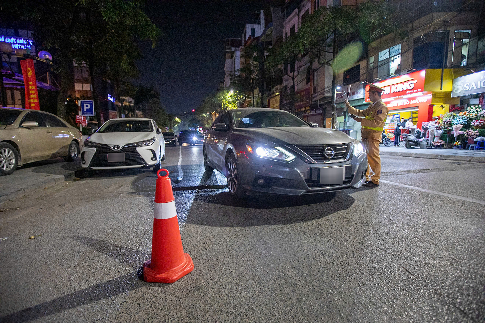 CSGT Hà Nội hóa trang theo dấu ô tô rời quán bia, có tài xế vi phạm 'kịch khung'