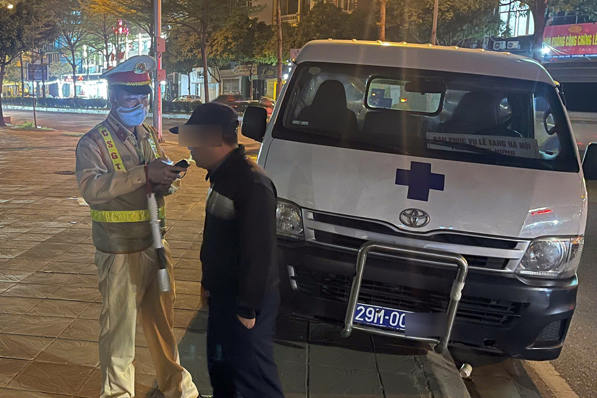 Ô tô của nhà tang lễ ở Hà Nội bị niêm phong vì tài xế vi phạm nồng độ cồn