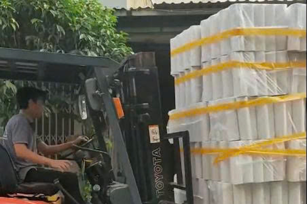 Bản tin cuối ngày 9/3: Xưởng giấy cháy, công nhân dùng xe nâng di dời tài sản