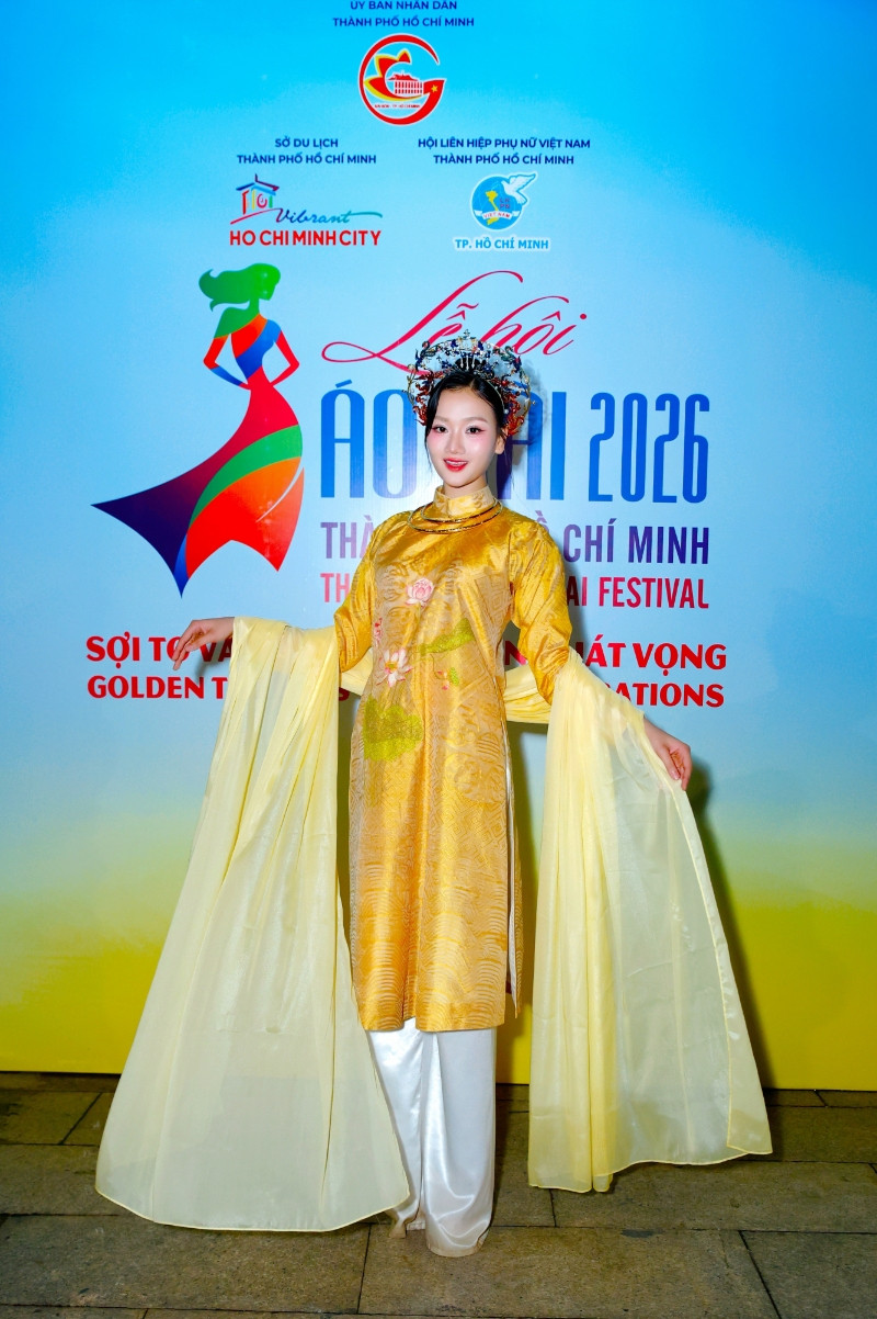 7. Áo dài thêu chỉ Tơ sen Quan Âm trên nền vải dệt lối Sa Nam với hoạ tiết Thuỷ ba sóng dợn Ngũ phúc chầu thọ.jpg