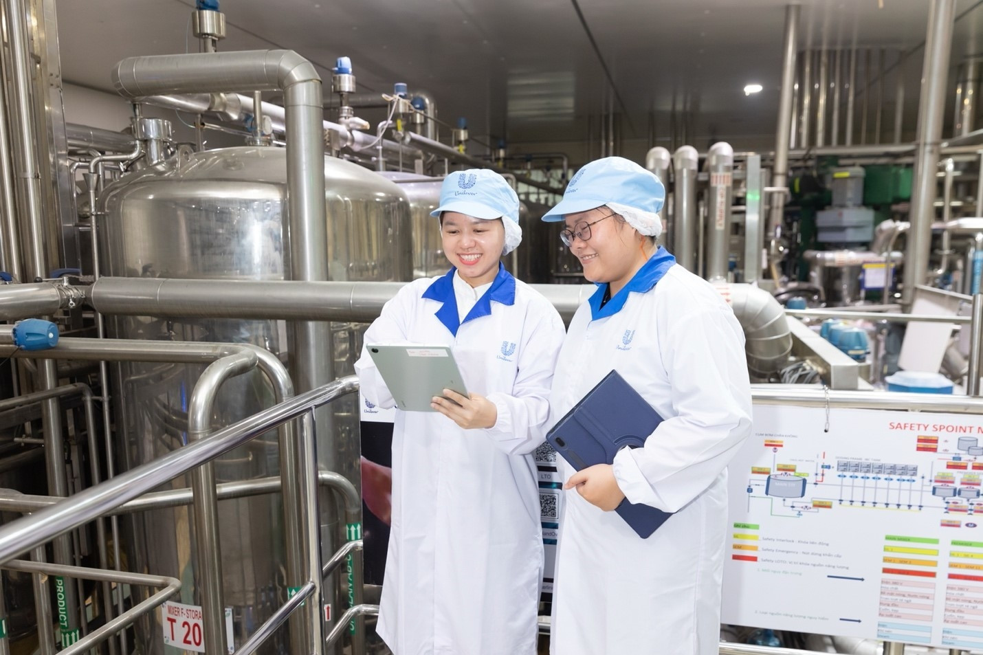 ‘Bản thiết kế’ phía sau những người phụ nữ tự tin nơi dây chuyền sản xuất