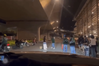 Bắt khẩn cấp tài xế đập phá hành lý của nữ hành khách ngay cổng ga T3 Tân Sơn Nhất