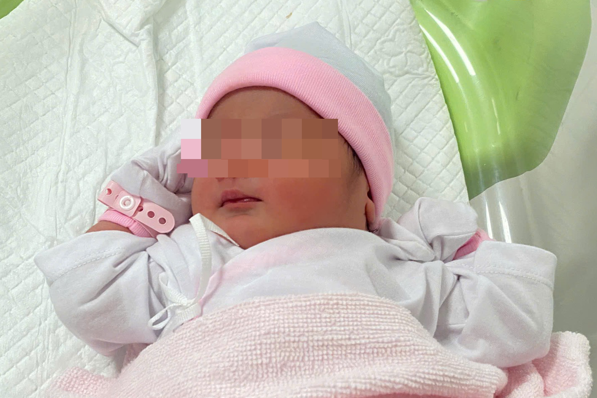 Bé gái vừa chào đời, mẹ để lại bệnh viện rồi lặng lẽ rời đi