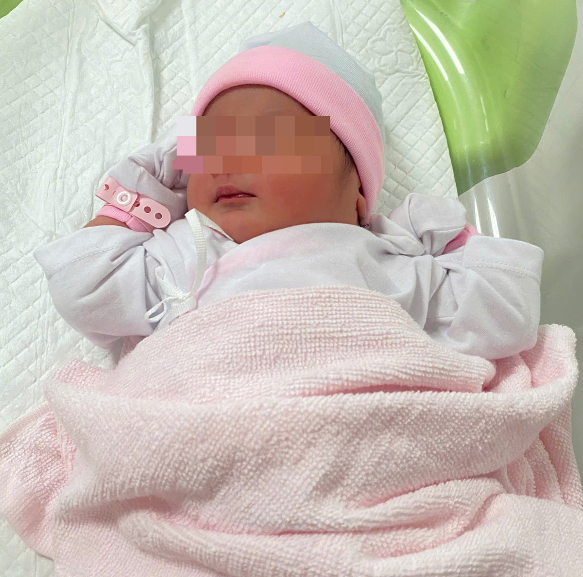 Bé gái vừa chào đời, mẹ để lại bệnh viện rồi lặng lẽ rời đi mất liên lạc.png