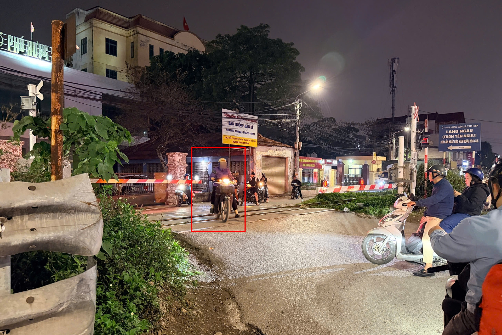 Cảnh khó tin trên đường sắt Bắc - Nam qua Hà Nội: Xe máy liều mình vượt gác chắn