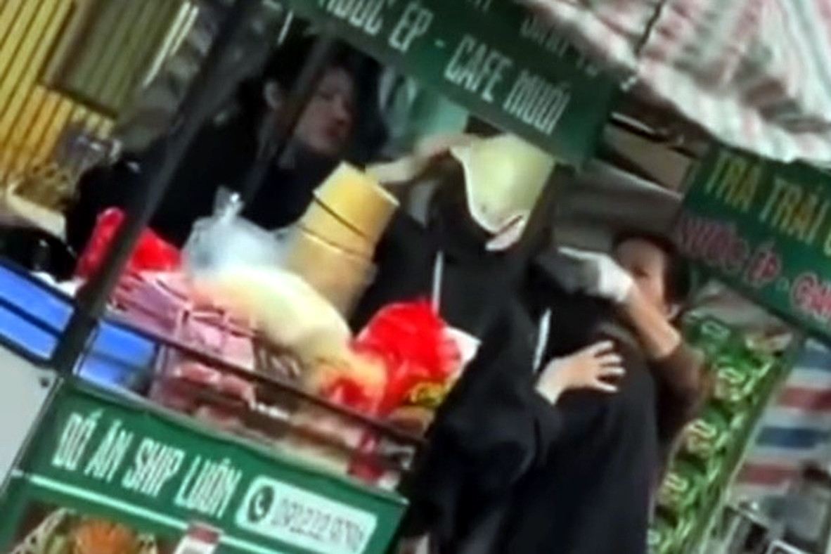 Công an vào cuộc vụ hai cô gái bị hành hung vì mâu thuẫn gửi xe 20.000 đồng