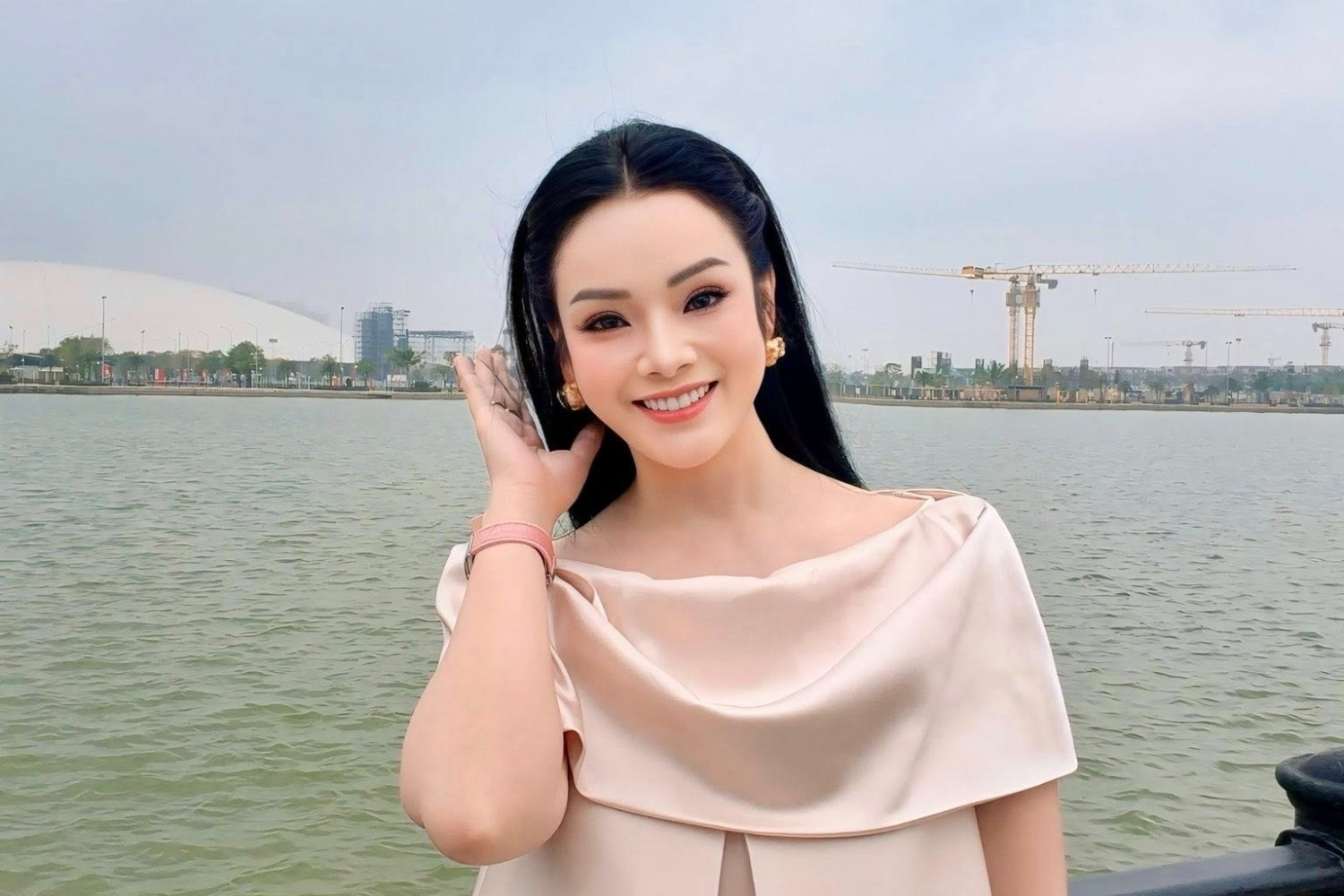 Cục trưởng Xuân Bắc chúc chị em 'căng tròn mịn', Phó giáo sư Tân Nhàn khoe giọng ngọt ngào