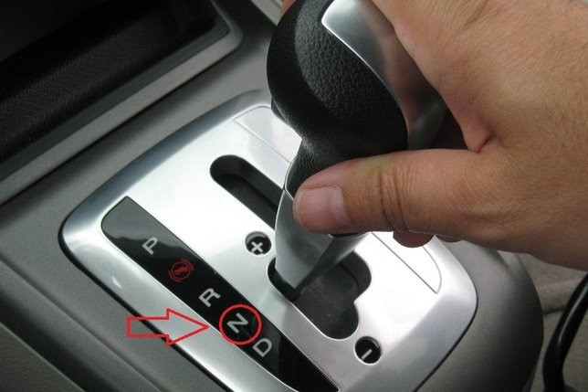 Đi xe số tự động, có nên chuyển từ D về N khi đang chạy để tiết kiệm nhiên liệu?