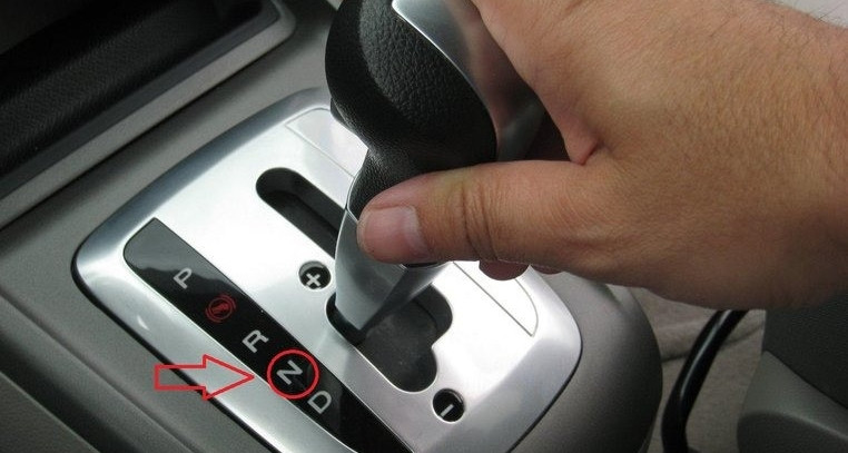 Đi xe số tự động, có nên chuyển từ D về N khi đang chạy để tiết kiệm nhiên liệu?