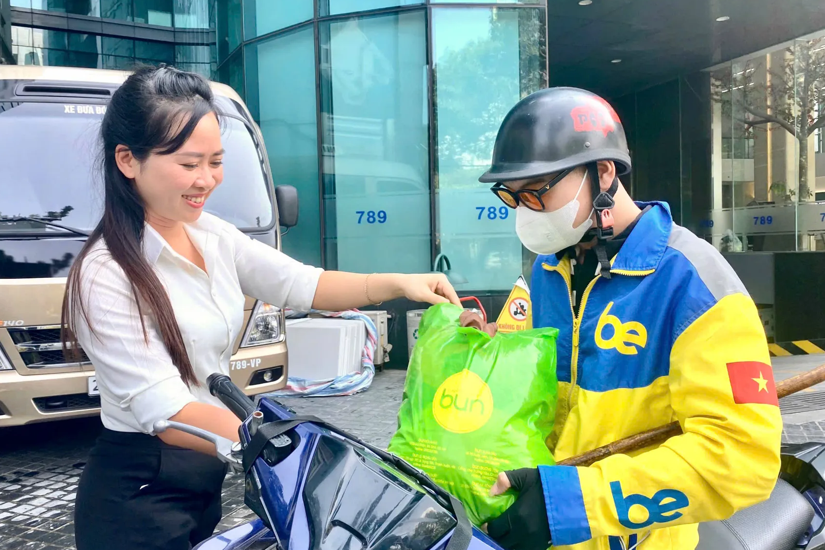 Bản tin sáng 9/3: Xăng tăng chóng mặt, dân buôn online xin thêm 5.000 đồng/đơn