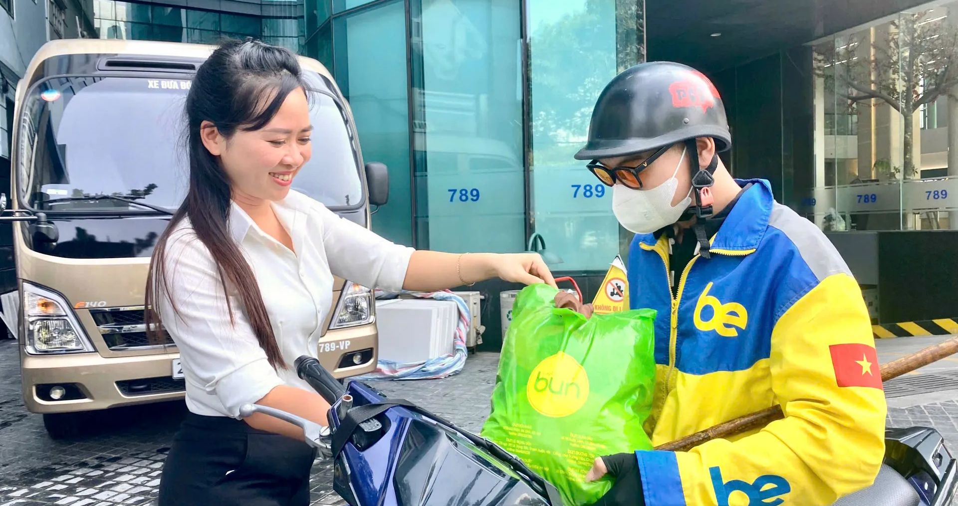 Giá xăng tăng mạnh, dân buôn online xin thêm 5.000 đồng đơn hàng
