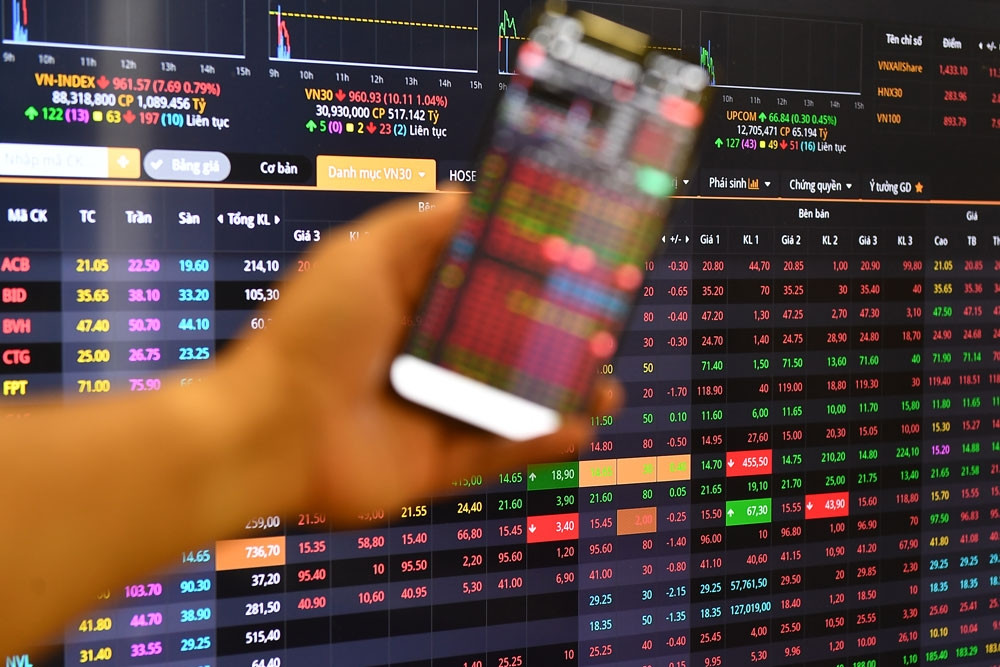 Giá dầu lên 118 USD, cổ phiếu đồng loạt giảm sàn, VN-Index mất hơn 100 điểm