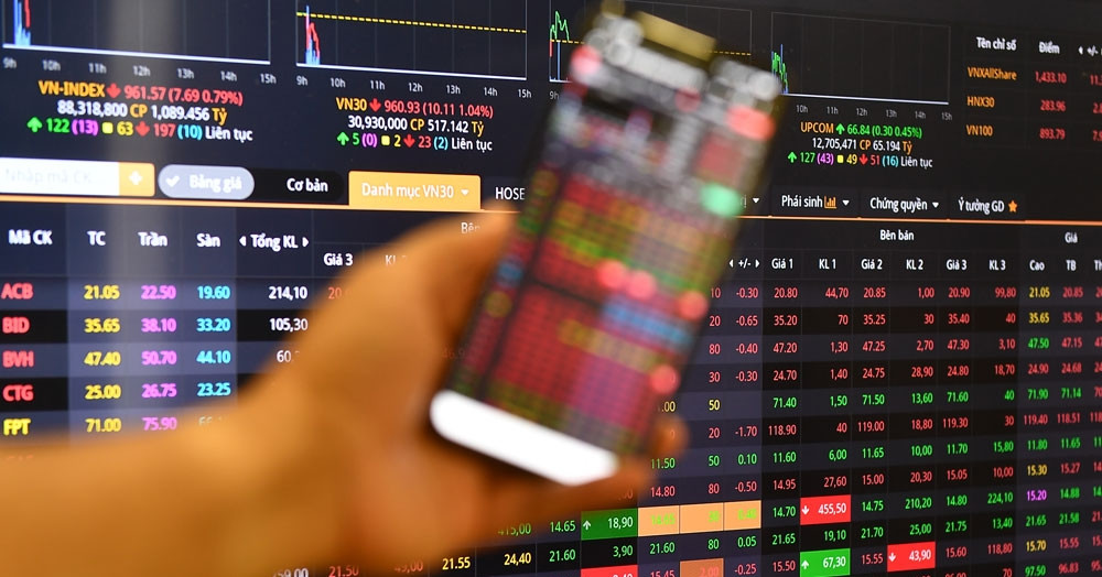 Giá dầu lên 118 USD, cổ phiếu đồng loạt giảm sàn, VN-Index mất hơn 100 điểm