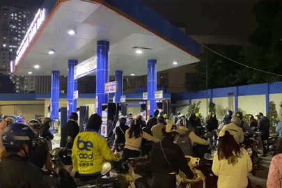 Giá xăng dầu tăng, người dân 'rồng rắn' xếp hàng đến đêm chờ mua