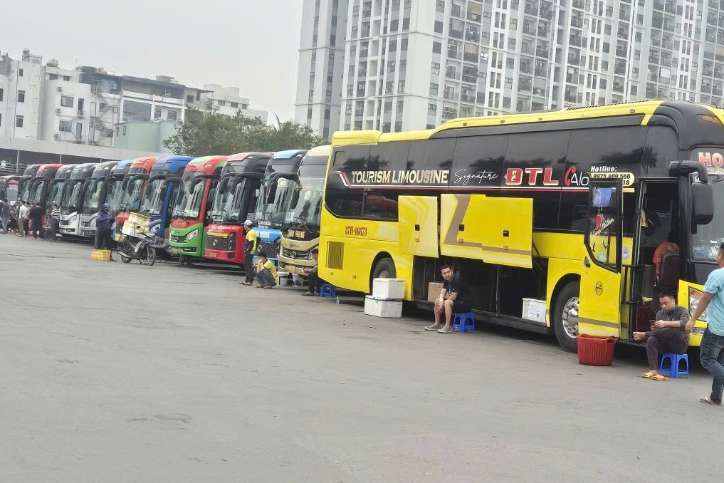 Giá xăng dầu tăng vọt, các nhà xe rục rịch cắt dịch vụ, tăng cước phí