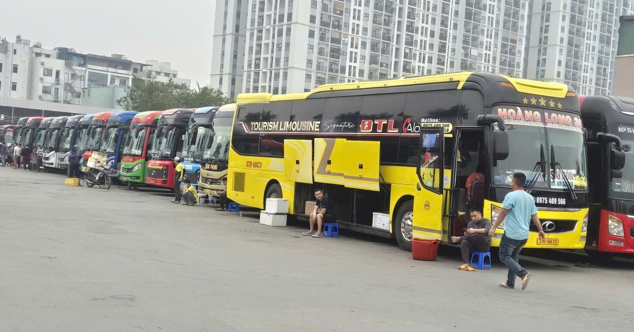 Giá xăng dầu tăng vọt, các nhà xe rục rịch cắt dịch vụ, tăng cước phí