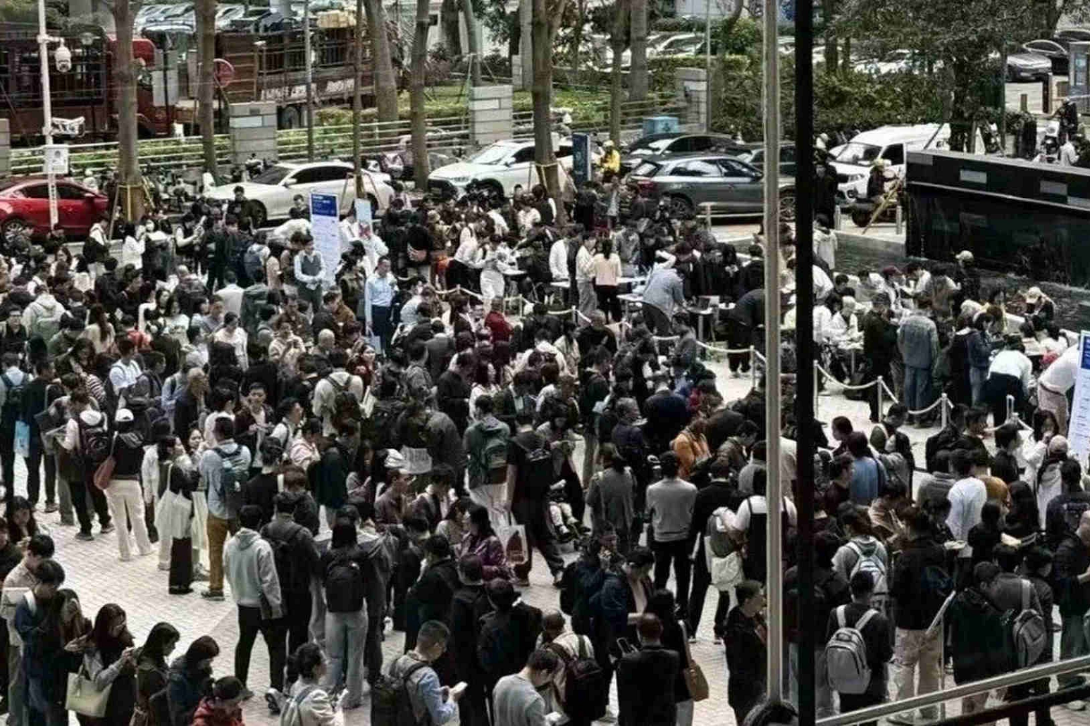 Hàng nghìn người xếp hàng cài đặt ứng dụng AI OpenClaw tại Trung Quốc