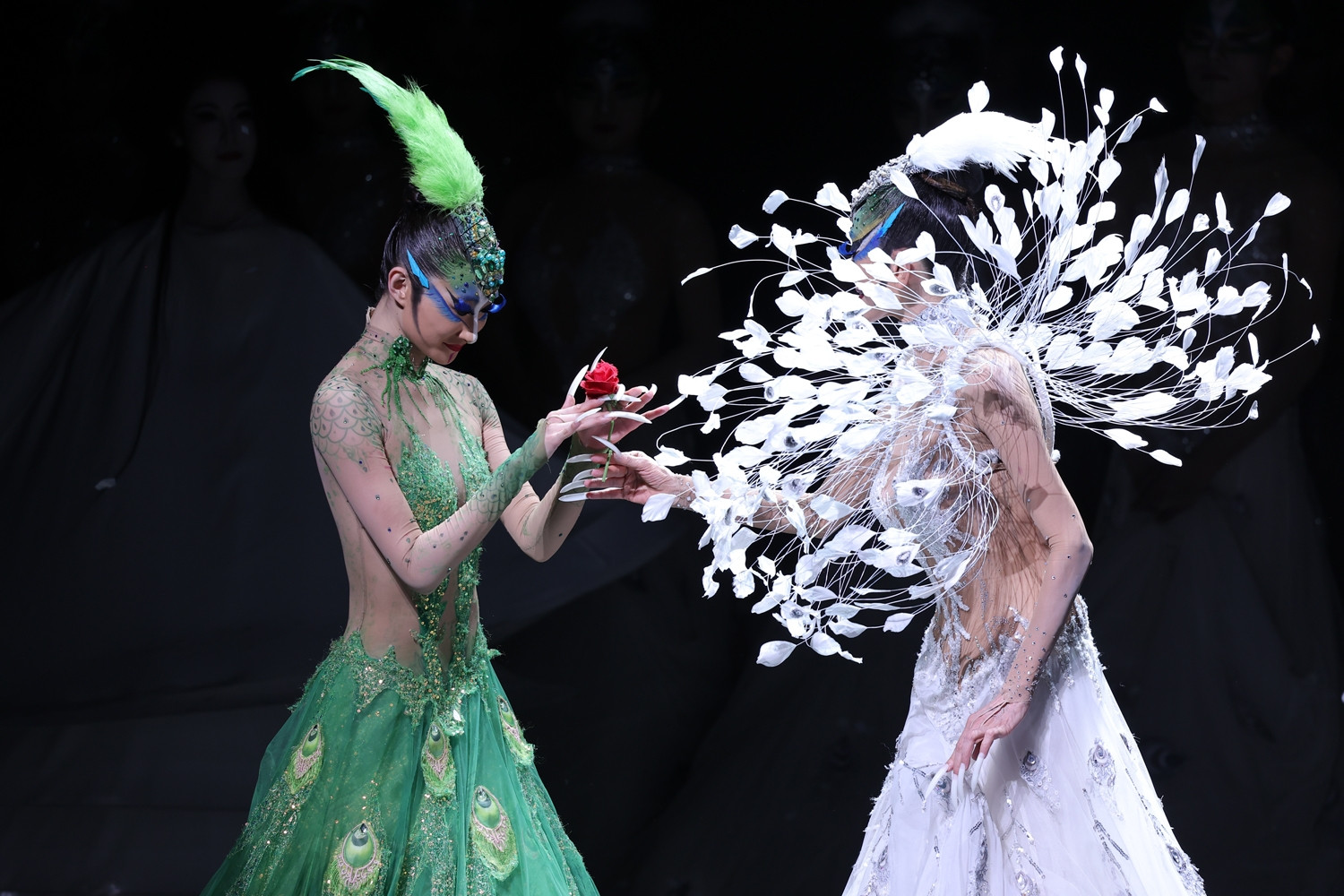 'Khổng tước' Dương Lệ Bình sải cánh tại Thủ đô khiến khán giả mê đắm