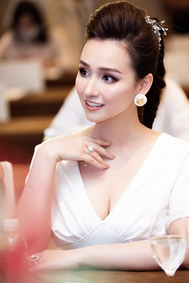 https://static-images.vnncdn.net/vps_images_publish/000001/000003/2026/3/9/la-thanh-huyen-003-1428.jpg