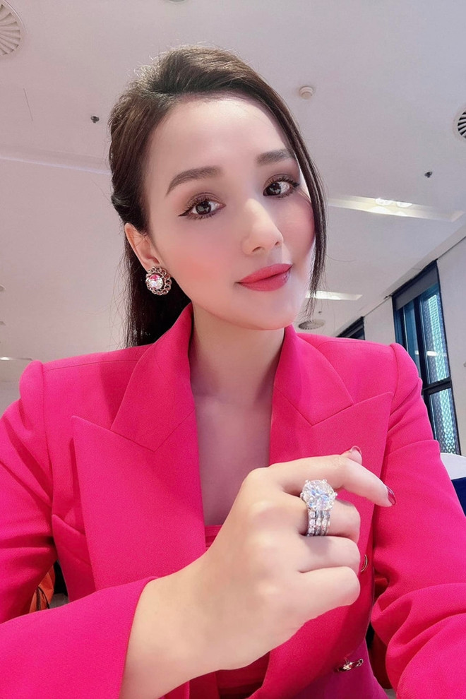 https://static-images.vnncdn.net/vps_images_publish/000001/000003/2026/3/9/la-thanh-huyen-005-1430.jpg