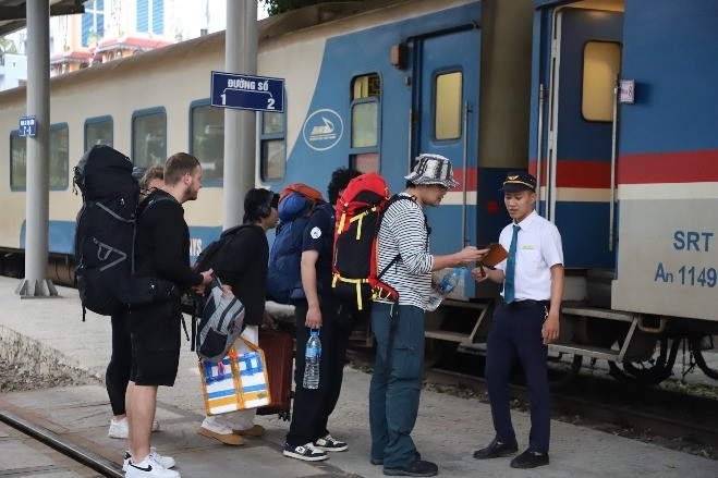 Giá dầu vượt 30.000 đồng/lít, vé tàu xe đồng loạt tăng mạnh