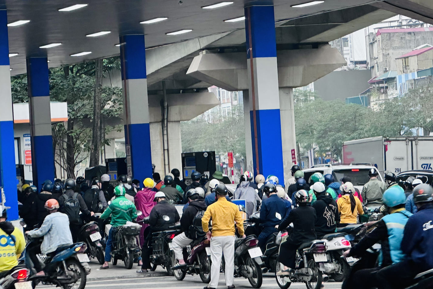 Vì sao cây xăng bán giới hạn xe máy 50.000 đồng/lượt, ô tô 500.000 đồng/lượt?