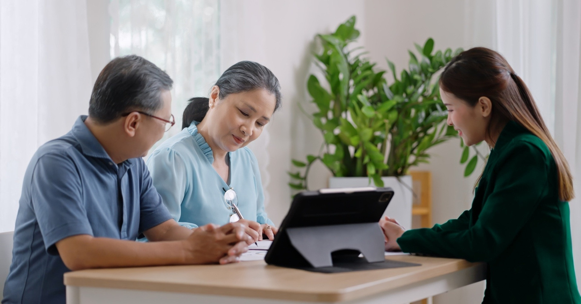 Manulife Việt Nam ra mắt giải pháp bảo hiểm đầu tư kiến tạo gia sản nhiều thế hệ