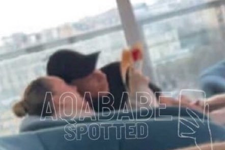 Mbappe hôn bạn gái mới ở quán bar, lộ mối quan hệ 3 người