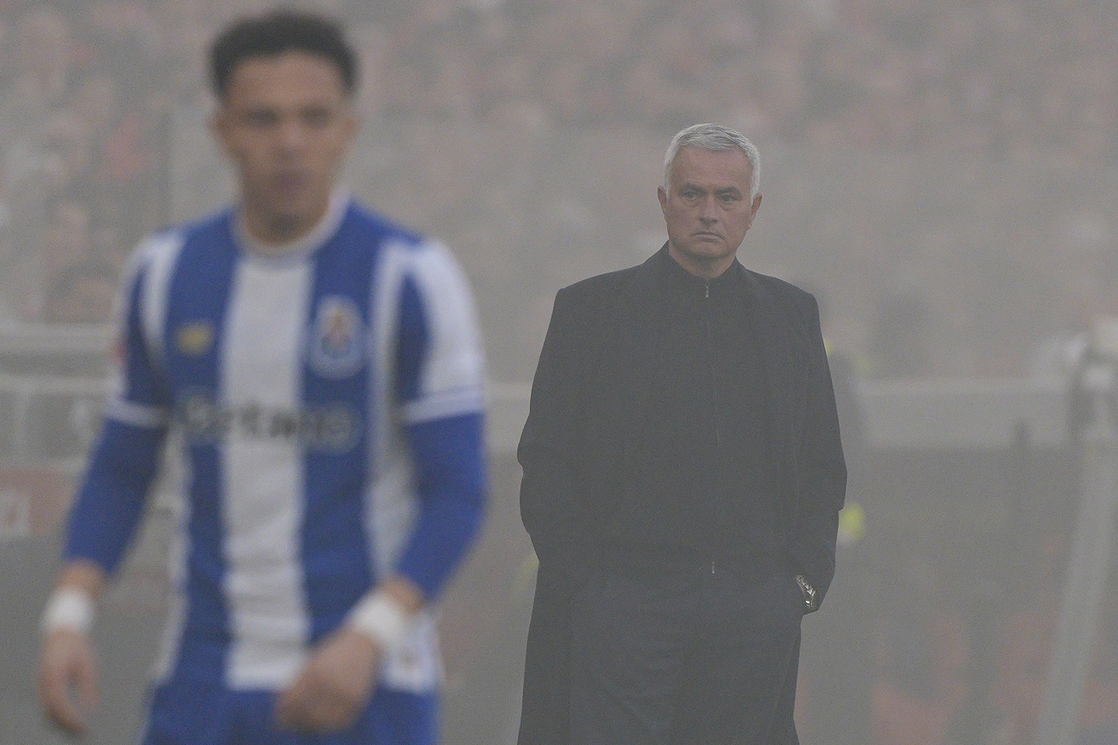 Mourinho phản ứng gắt sau thẻ đỏ: Đúng là Người đặc biệt