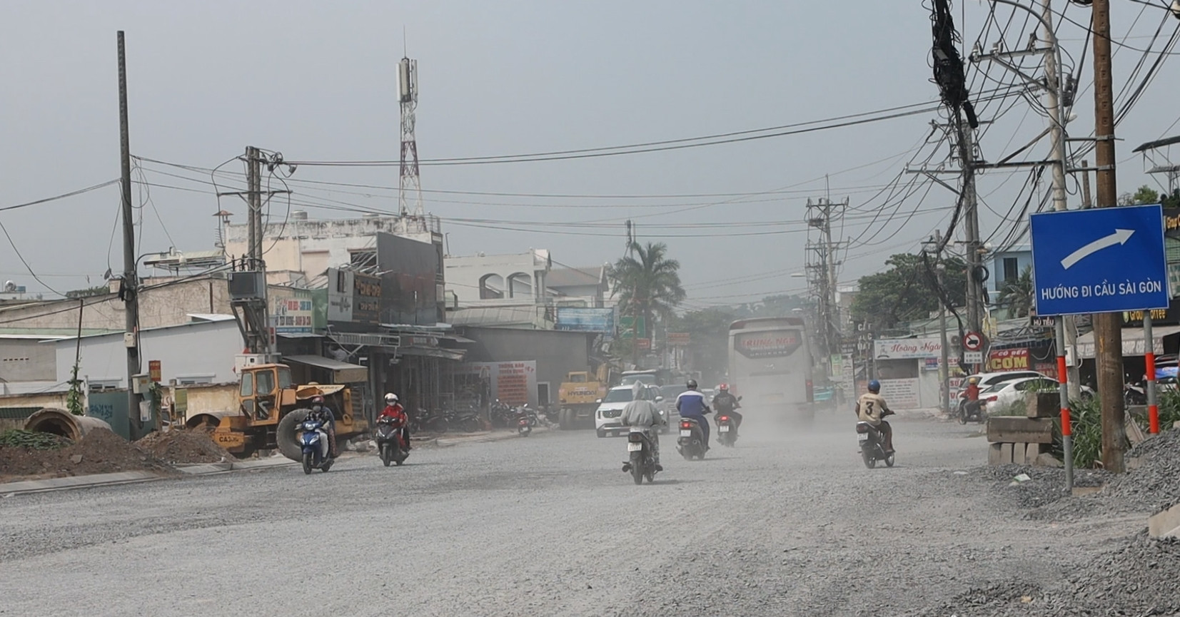 Người dân mòn mỏi chờ đường trăm tỷ ở TPHCM hết cảnh bụi bay mù mịt