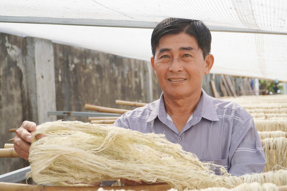 Người đàn ông Cần Thơ biến lá bỏ đi thành sợi, nông dân có thêm tiền triệu