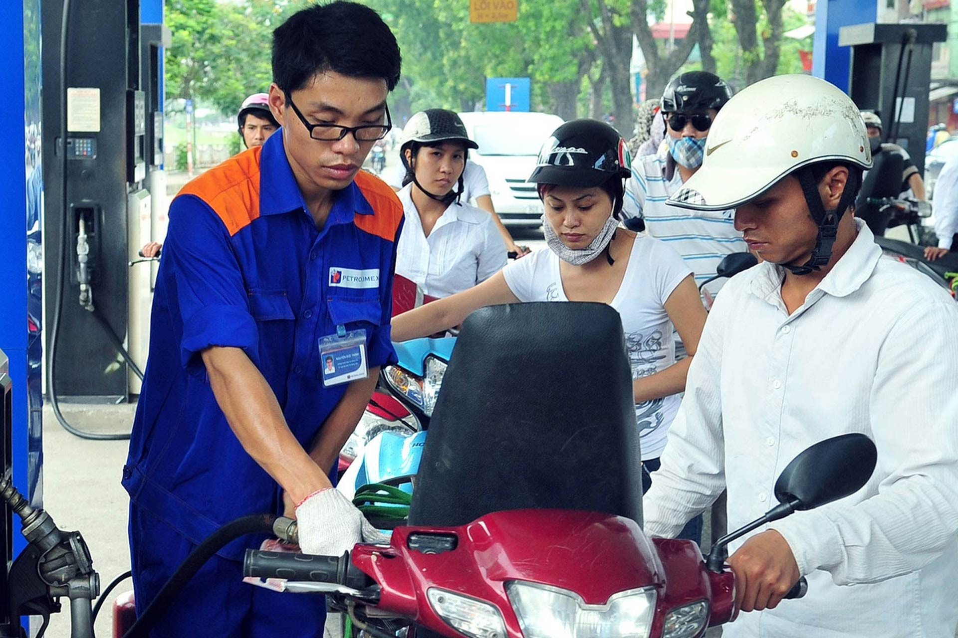 Nguy cơ giá xăng dầu tăng gây áp lực lạm phát: 3 kịch bản ứng phó