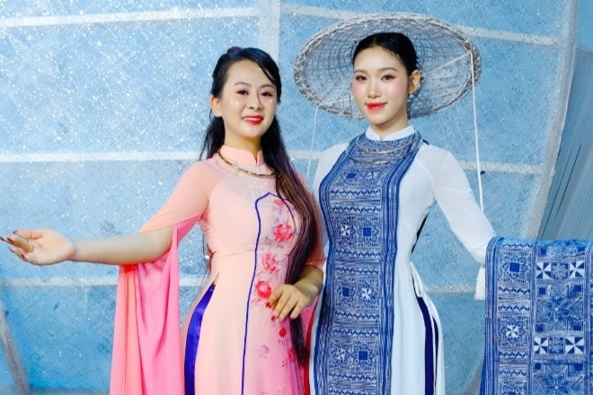 Nhà thiết kế người Tày mang tơ sen đắt đỏ bậc nhất đến Lễ hội Áo dài