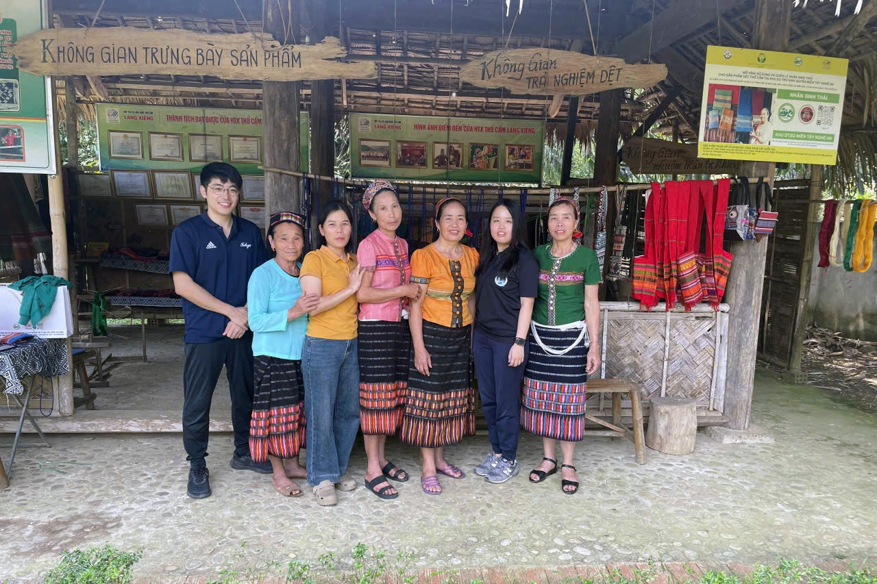 Tình nguyện viên Nhật Bản góp sức giữ bản sắc văn hóa Thái giữa đại ngàn xứ Nghệ