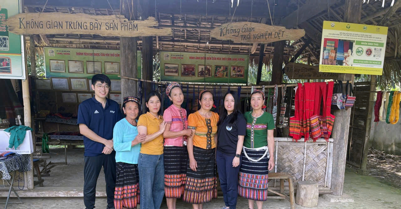 Tình nguyện viên Nhật Bản góp sức giữ bản sắc văn hóa Thái giữa đại ngàn xứ Nghệ