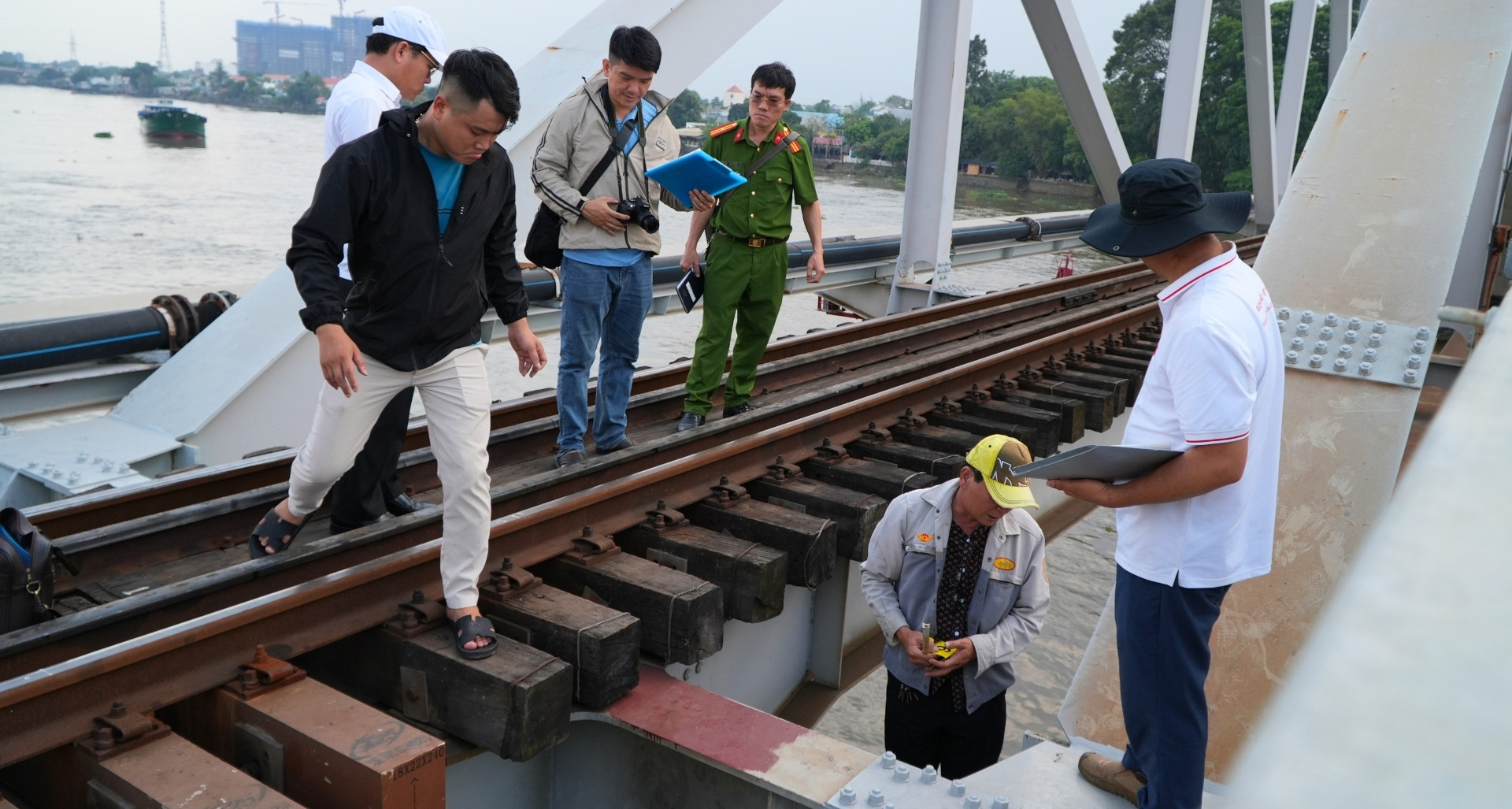 Vụ sà lan tông vào cầu Ghềnh: Thiệt hại hơn 40 tỷ đồng