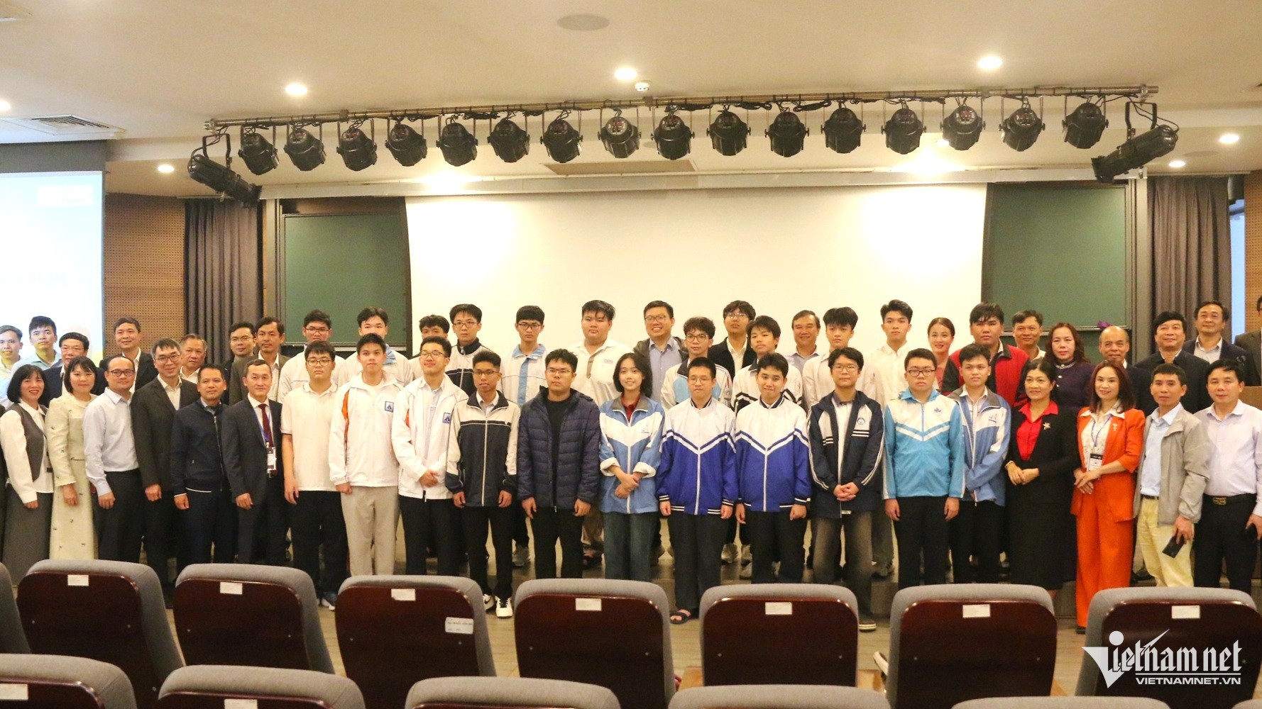 W-Omypic Toán Châu Á.JPG.jpg