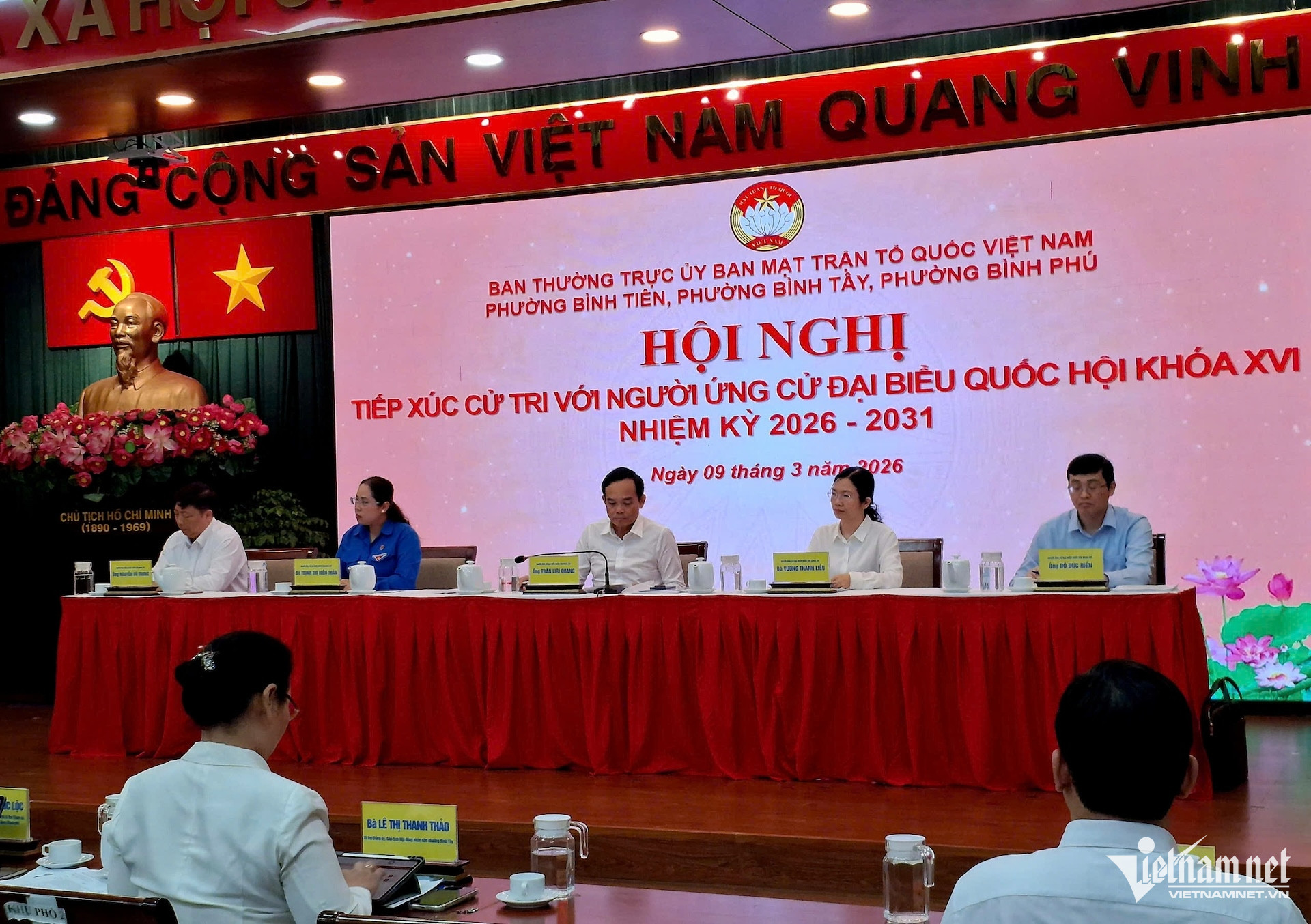 W-Tran Luu Quang tiep xuc cu tri.jpg