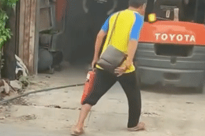 Xưởng giấy cháy ngùn ngụt, công nhân dùng xe nâng di dời tài sản