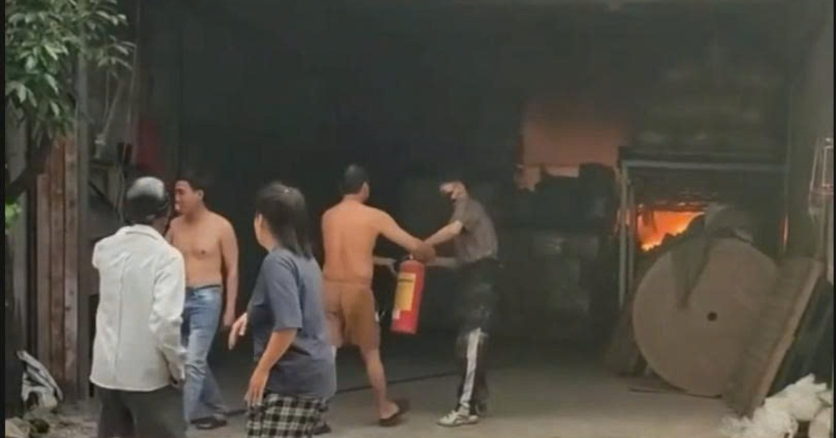 Xưởng giấy cháy ngùn ngụt, công nhân dùng xe nâng di dời tài sản