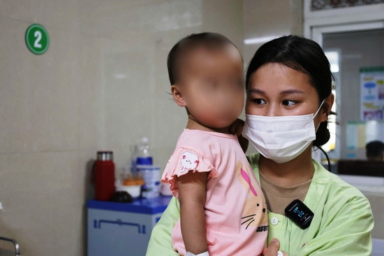 Bản tin cuối ngày 1/4: Cứu sống bé gái 15 tháng tuổi bị xe ô tô cán qua người