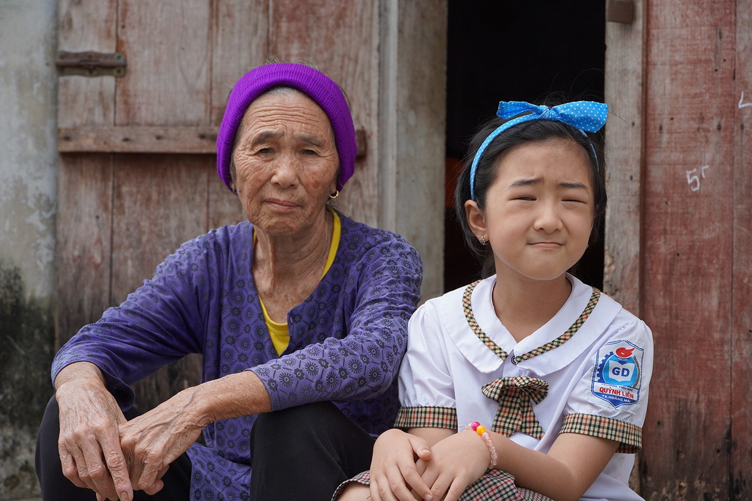 Ánh sáng dần tắt trong đôi mắt bé gái 9 tuổi, bà ngoại U80 gồng mình níu hy vọng