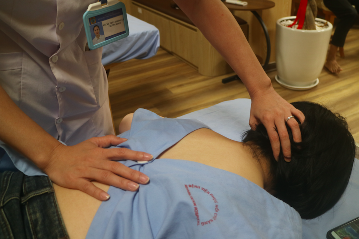 Bác sĩ chỉ rõ ‘sát thủ’ bào mòn cột sống dân văn phòng