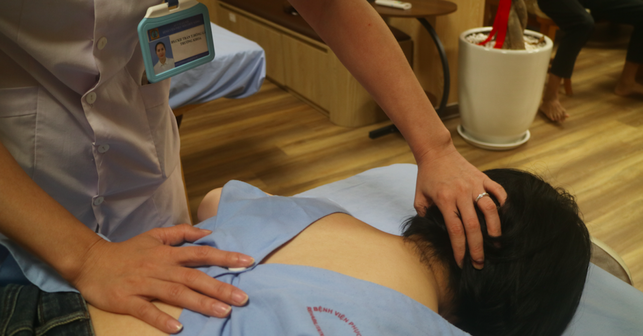 Bác sĩ chỉ rõ ‘sát thủ’ bào mòn cột sống dân văn phòng