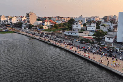 'Bãi biển' thu nhỏ giữa công trình dang dở thu hút người dân TPHCM