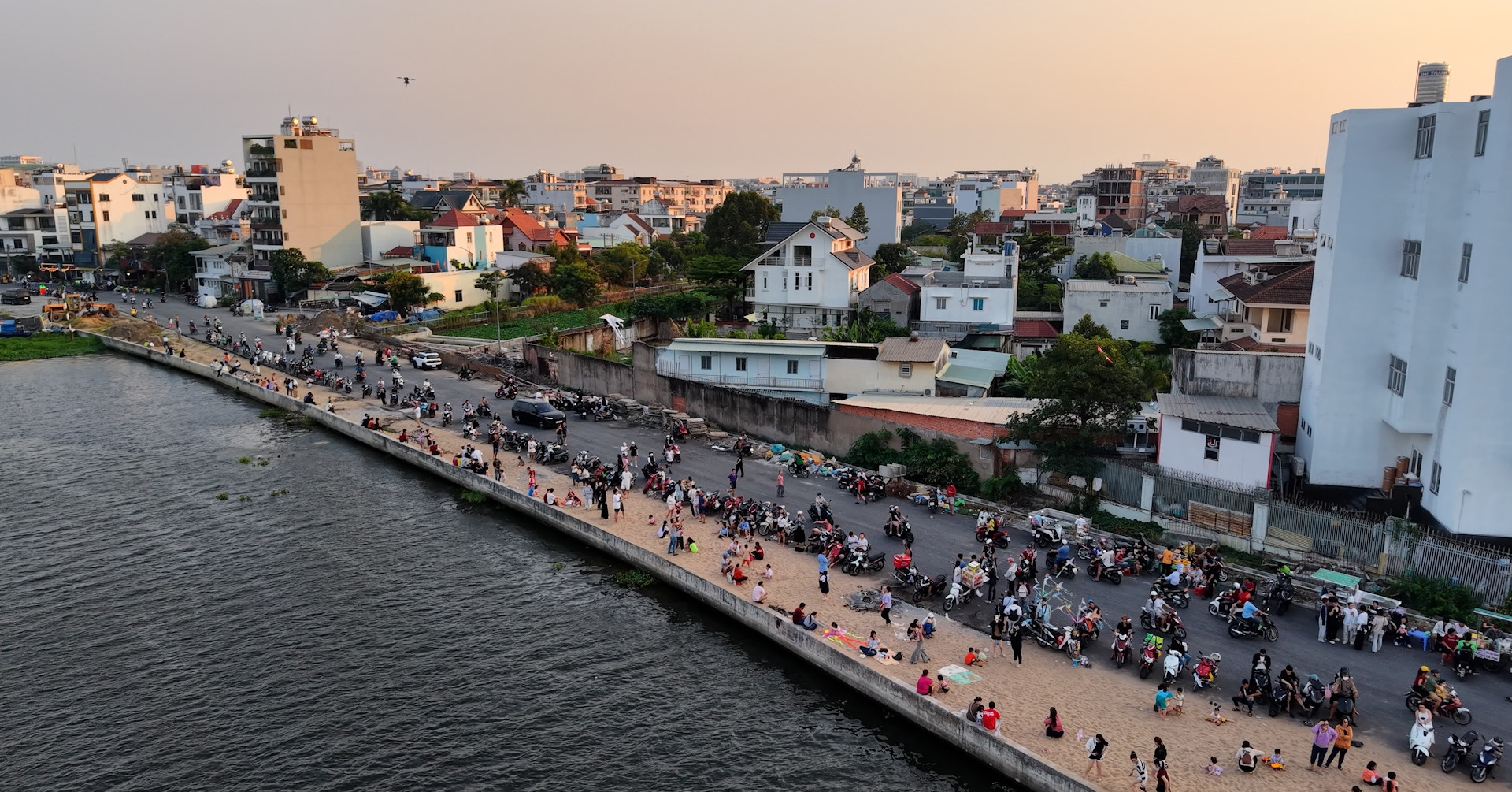 &amp;apos;Bãi biển&amp;apos; thu nhỏ giữa công trình dang dở thu hút người dân TPHCM