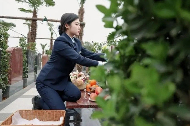 Cô gái 10X du học về làm nghề tảo mộ thuê, nhận lương 15 triệu