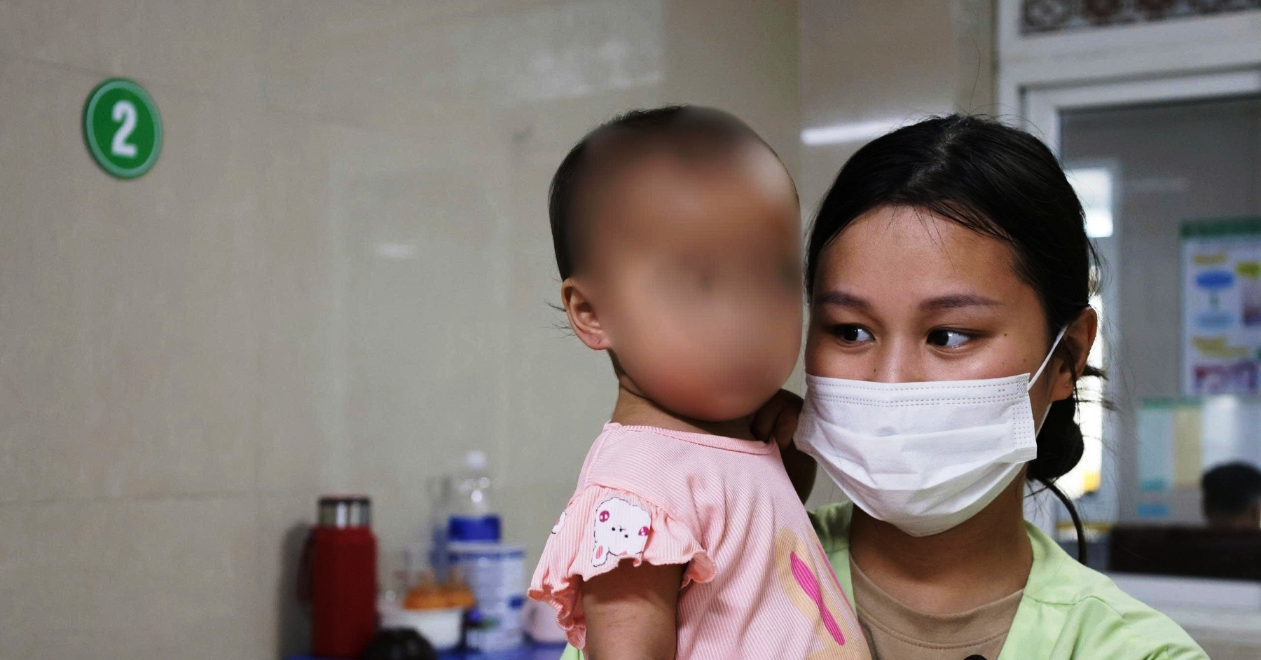 Cứu sống bé gái 15 tháng tuổi ở Ninh Bình bị xe ô tô cán qua người