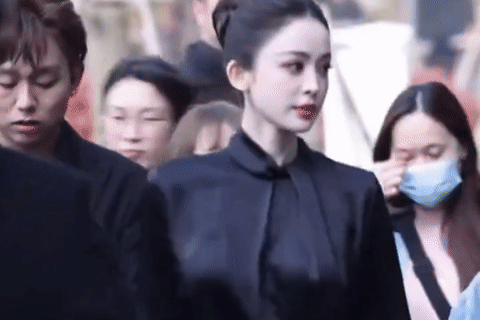  Diễn viên Cổ Lực Na Trát gây tranh cãi với mốt không nội y 