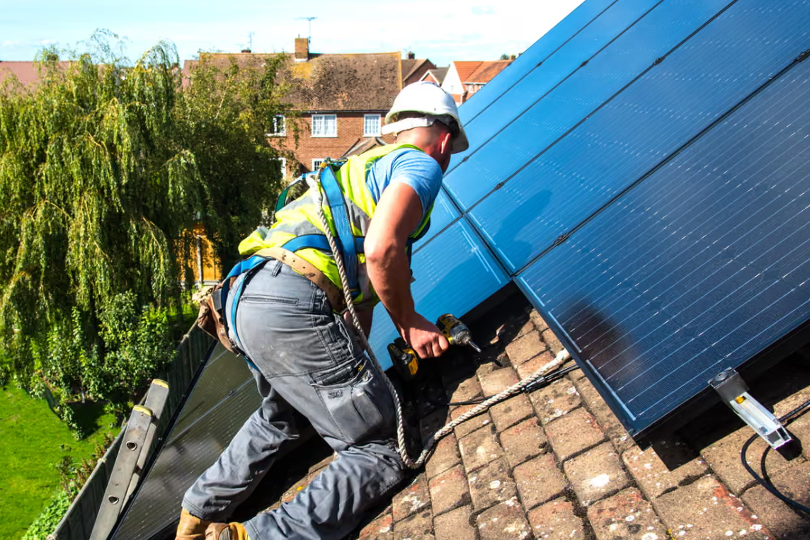  Giá dầu leo thang, hộ gia đình ồ ạt lắp điện mặt trời mái nhà 